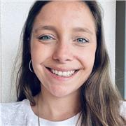 Professeur de Français avec plusieurs années d'expérience et diplômée d'un master, je donne des cours à domicile ou en ligne.